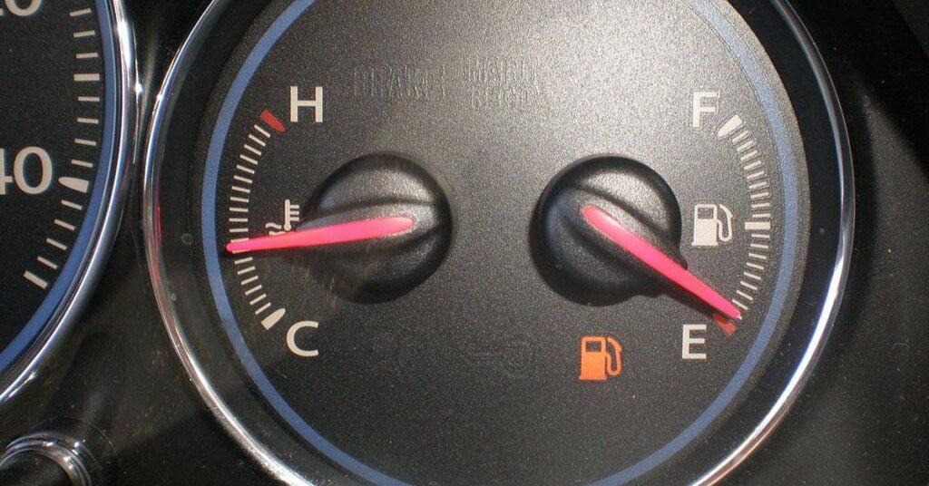 Benzine brandstof licht auto dashboard featured