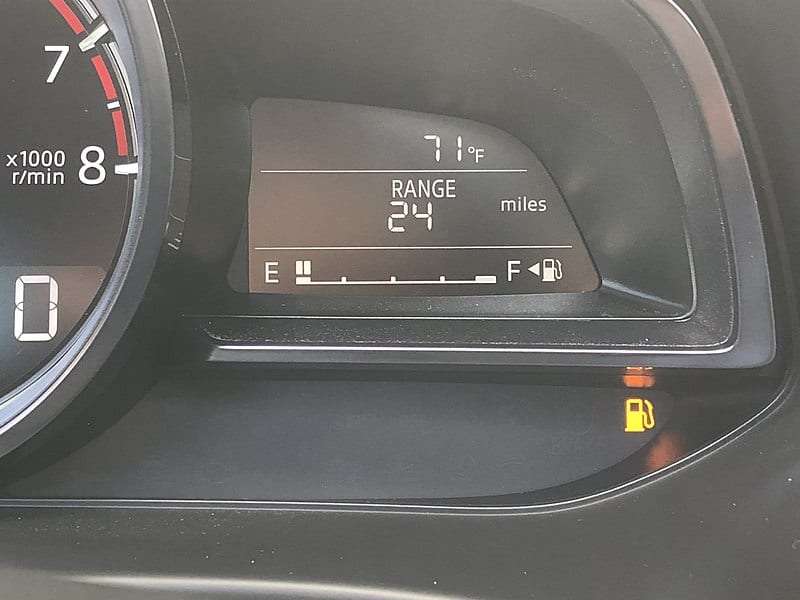 Benzine brandstof licht auto dashboard leeg