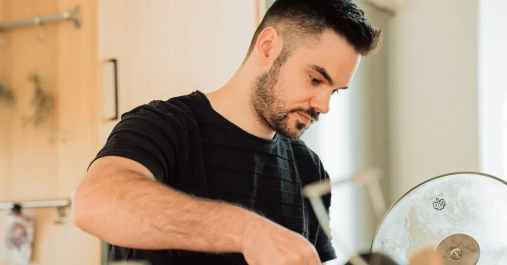 man roert in beste slowcooker
